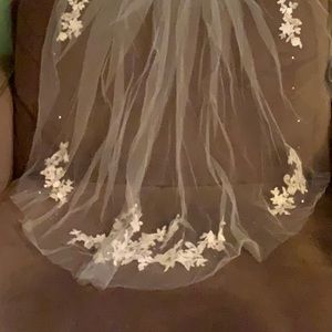 Like new Alfred Angelo wedding veil, $100 today only (7/4)